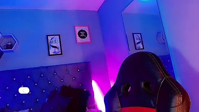 Ashlycuute online show from December 26, 2024, 6:43 pm