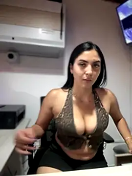 Snapshot of MarianaBenz chatting on November 16, 2025, 1:33 am MarianaBenz online show from November 16, 2025, 1:33 am