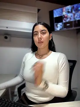 Snapshot of MarianaBenz chatting on May 17, 2026, 12:30 am MarianaBenz online show from May 17, 2026, 12:30 am