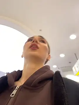 QuitieLia online show from February 25, 2026, 7:51 am