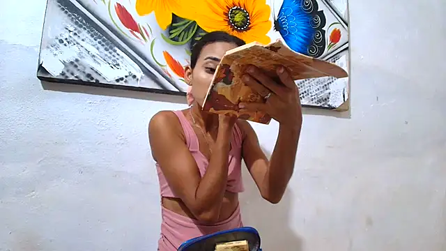 luciana daza online show from October 7, 2025, 10:40 pm