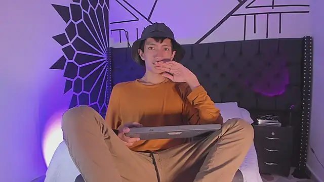 Snapshot of DereckCooperr chatting on February 12, 2025, 3:29 am DereckCooperr online show from February 12, 2025, 3:29 am
