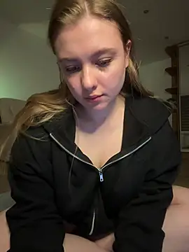 Snapshot of freiiaflower chatting on April 15, 2026, 6:26 pm freiiaflower online show from April 15, 2026, 6:26 pm