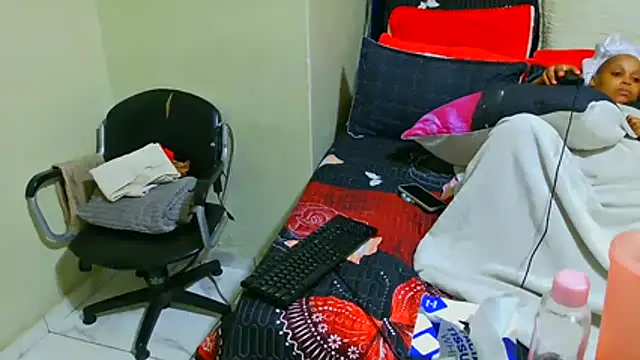 THESHORTQUEEN online show from December 22, 2025, 11:13 pm