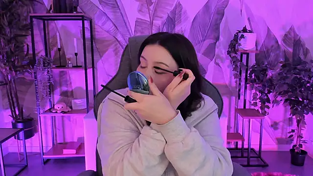 CoralineKeyns online show from September 19, 2025, 5:20 am