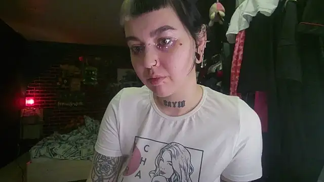 Snapshot of MoorderxDoll chatting on January 5, 2025, 8:31 pm MoorderxDoll online show from January 5, 2025, 8:31 pm