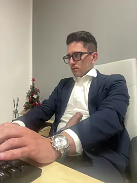 Snapshot of masterboss_ chatting on December 17, 2025, 12:33 pm masterboss online show from December 17, 2025, 12:33 pm