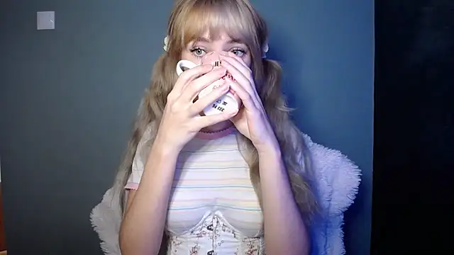 LuciaYoung online show from November 5, 2025, 7:30 am