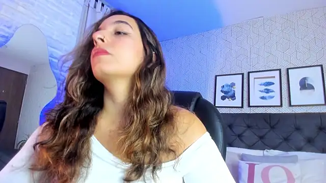 emma  smith1 online show from February 7, 2025, 12:28 pm