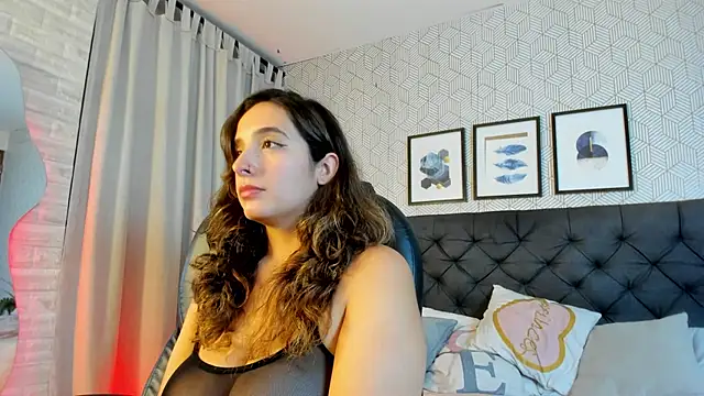 emma  smith1 online show from February 20, 2025, 3:41 pm