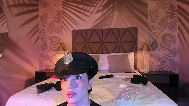 LIAH IZUMI online show from September 20, 2025, 1:23 pm