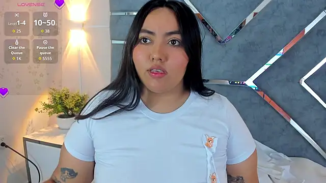 Snapshot of LucciaPorter chatting on June 23, 2026, 3:32 pm LucciaPorter online show from June 23, 2026, 3:32 pm
