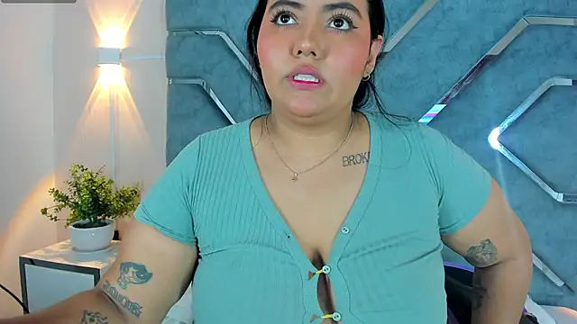 Snapshot of LucciaPorter chatting on June 30, 2026, 3:13 pm LucciaPorter online show from June 30, 2026, 3:13 pm