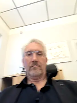 Snapshot of tom-swede chatting on October 14, 2025, 3:24 pm tom-swede online show from October 14, 2025, 3:24 pm