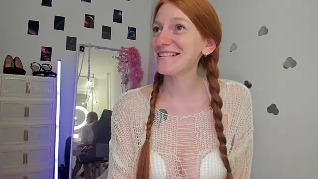 Snapshot of Aliceginger99 chatting on May 19, 2026, 1:28 pm Aliceginger99 online show from May 19, 2026, 1:28 pm