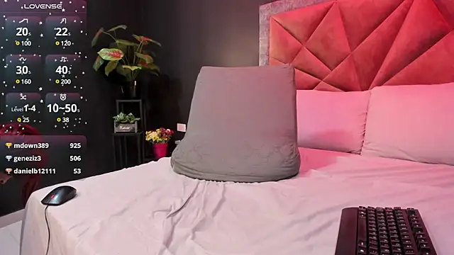 Snapshot of mia_milff chatting on February 17, 2025, 12:32 am mia milff online show from February 17, 2025, 12:32 am