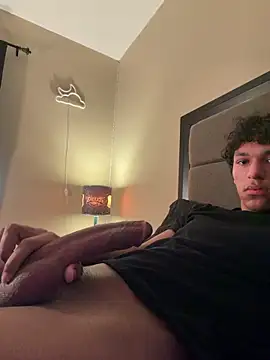 Snapshot of Skinnyywithbigdick chatting on May 14, 2026, 9:32 pm Skinnyywithbigdick online show from May 14, 2026, 9:32 pm