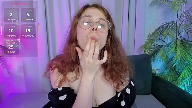 Snapshot of SophiePure chatting on October 7, 2025, 8:39 pm SophiePure online show from October 7, 2025, 8:39 pm