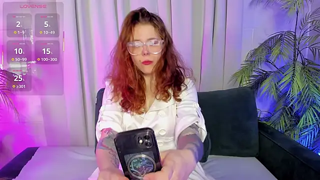 Snapshot of SophiePure chatting on October 8, 2025, 8:39 pm SophiePure online show from October 8, 2025, 8:39 pm