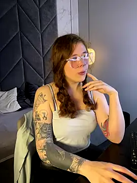 Snapshot of SophiePure chatting on October 13, 2025, 8:42 pm SophiePure online show from October 13, 2025, 8:42 pm