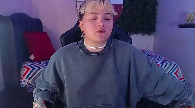 isabeautyx19 online show from February 19, 2025, 2:33 am