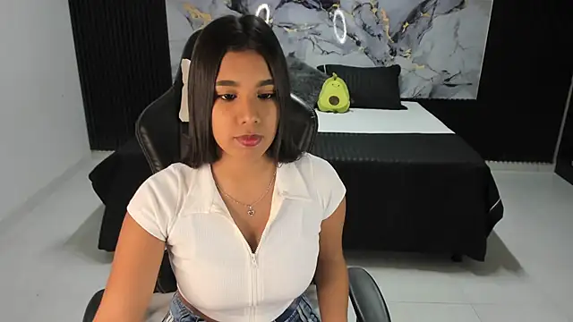 Snapshot of Ivy_16 chatting on February 1, 2025, 12:05 pm Ivy 16 online show from February 1, 2025, 12:05 pm