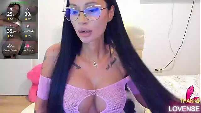 kissnicol32 online show from July 11, 2026, 3:26 pm