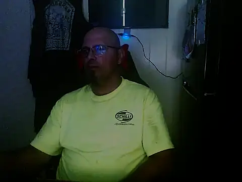 Snapshot of KrazyLegz chatting on September 10, 2025, 12:43 am KrazyLegz online show from September 10, 2025, 12:43 am