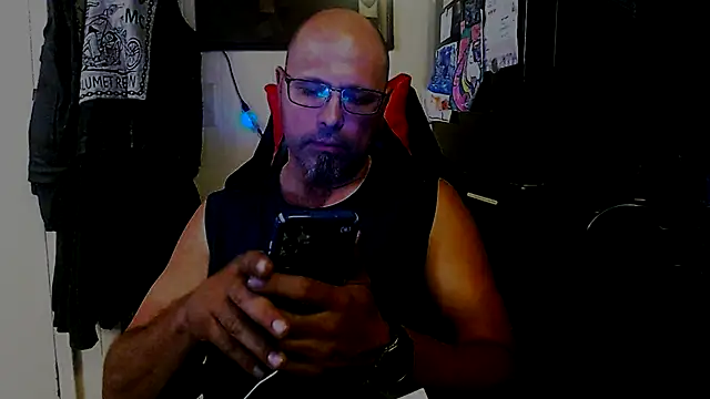 Snapshot of KrazyLegz chatting on October 1, 2025, 11:55 pm KrazyLegz online show from October 1, 2025, 11:55 pm