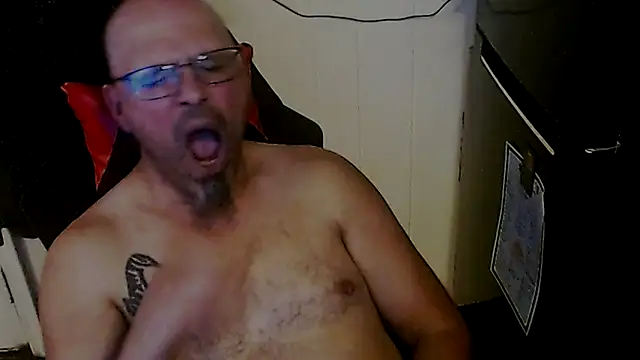 Snapshot of KrazyLegz chatting on October 19, 2025, 2:01 am KrazyLegz online show from October 19, 2025, 2:01 am