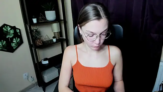 Snapshot of EmillyPlay chatting on February 19, 2025, 7:59 pm EmillyPlay online show from February 19, 2025, 7:59 pm
