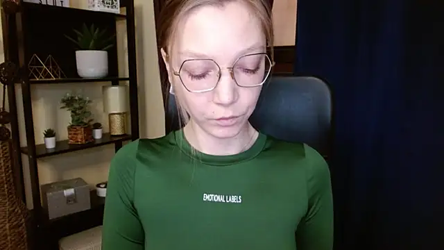 EmillyPlay online show from February 9, 2026, 7:01 am