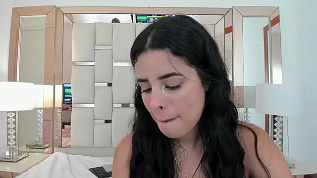 Snapshot of emma_castilloo chatting on December 8, 2024, 6:06 pm emma castilloo online show from December 8, 2024, 6:06 pm