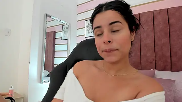 Snapshot of emma_castilloo chatting on January 19, 2025, 7:26 pm emma castilloo online show from January 19, 2025, 7:26 pm