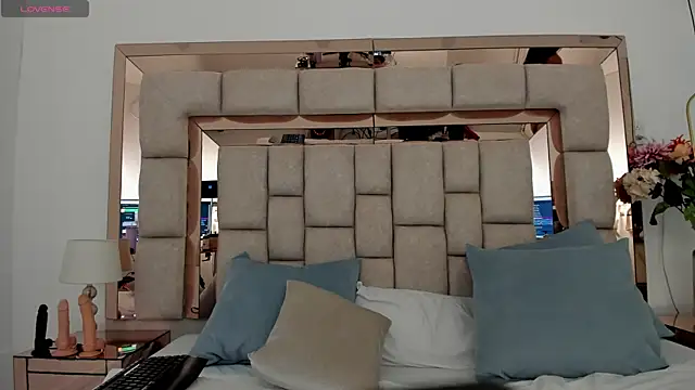 Snapshot of emma_castilloo chatting on November 3, 2025, 10:05 am emma castilloo online show from November 3, 2025, 10:05 am