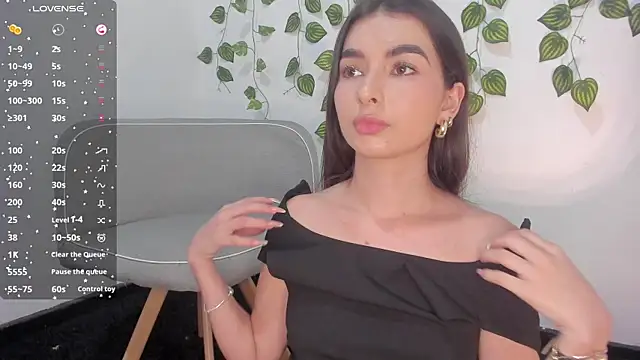 Coralinee 01 online show from December 7, 2024, 8:27 pm