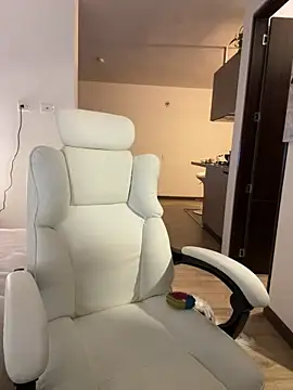 Snapshot of PetitLumiere chatting on February 28, 2025, 1:26 am PetitLumiere online show from February 28, 2025, 1:26 am