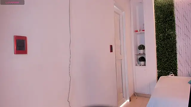 carina rossi online show from October 16, 2025, 1:01 pm