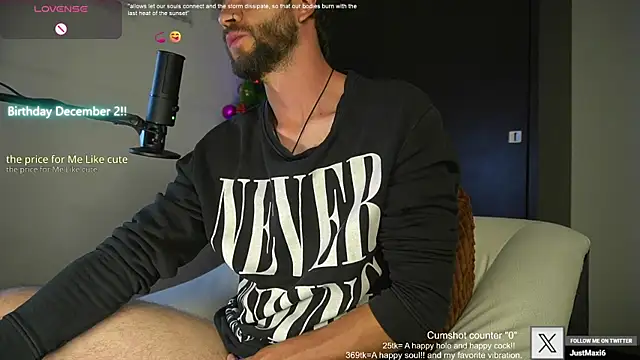 Snapshot of just_maxii chatting on December 1, 2024, 9:37 pm just maxii online show from December 1, 2024, 9:37 pm