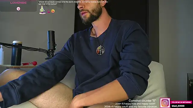 Snapshot of just_maxii chatting on January 17, 2025, 10:45 pm just maxii online show from January 17, 2025, 10:45 pm