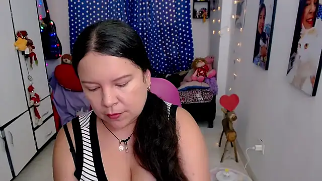 claryssa  online show from February 13, 2026, 9:33 pm