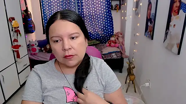 claryssa  online show from February 19, 2026, 8:38 pm