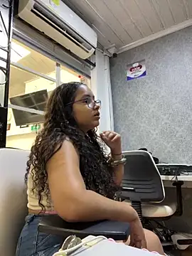 CurlyGirl 1 online show from February 5, 2025, 1:33 pm