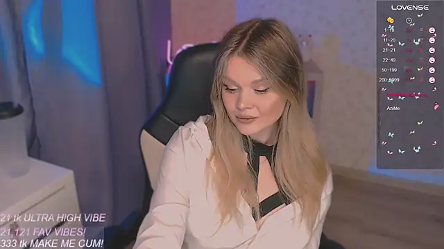 Snapshot of VeronaAura chatting on October 2, 2025, 8:49 pm VeronaAura online show from October 2, 2025, 8:49 pm