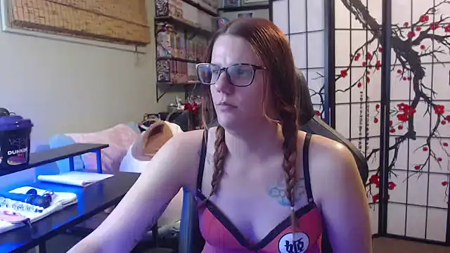 Snapshot of Sarahtineke chatting on May 13, 2026, 6:05 pm Sarahtineke online show from May 13, 2026, 6:05 pm
