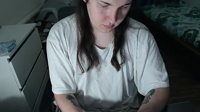 EvaMiron online show from November 28, 2025, 1:36 pm