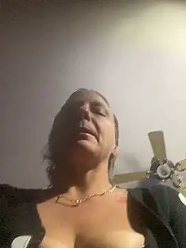 Snapshot of Everlyrose27 chatting on December 7, 2024, 5:04 am Everlyrose27 online show from December 7, 2024, 5:04 am