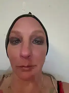 Snapshot of Everlyrose27 chatting on February 24, 2025, 8:14 pm Everlyrose27 online show from February 24, 2025, 8:14 pm