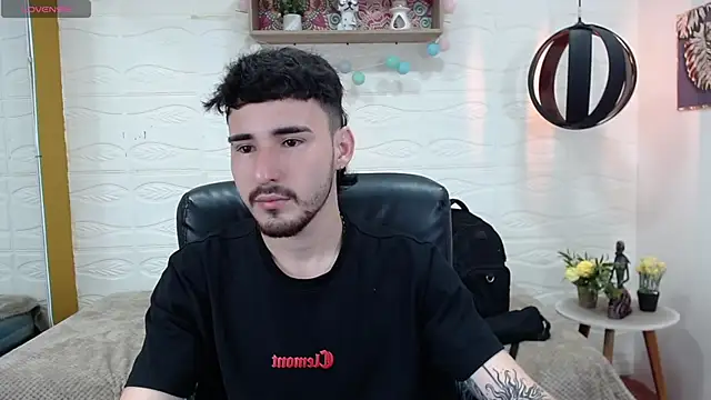 Snapshot of DmitriSanders chatting on January 13, 2025, 11:17 pm DmitriSanders online show from January 13, 2025, 11:17 pm