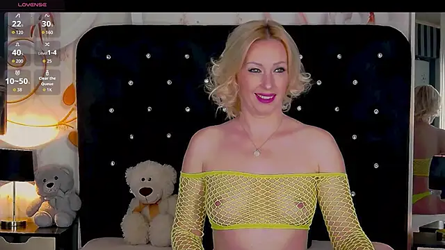 OliviaShaw23 online show from October 21, 2025, 8:42 pm